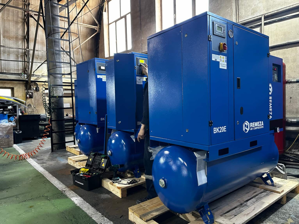 Почему винтовой компрессор гонит масло в воздушную систему: причины и решение